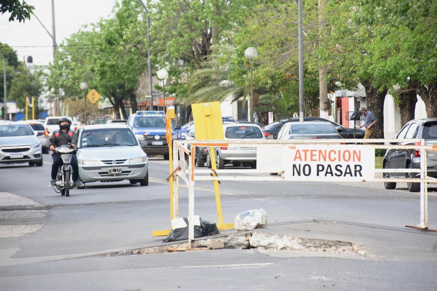 Cardenal Fasolino y General Paz, es la esquina donde el pavimento sufrió una fractura que hoy preocupa a los vecinos. Crédito: Pablo Aguirre