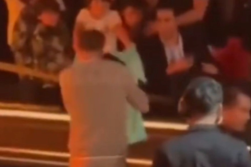 Sufrió un accidente  cuando iba a firmar una remera