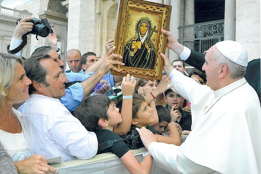 Un grupo de fieles acompañados por el artista santafesino Luis Quiroz entrega a Francisco la imagen de la Venerable Mama Antula.

Archivo.