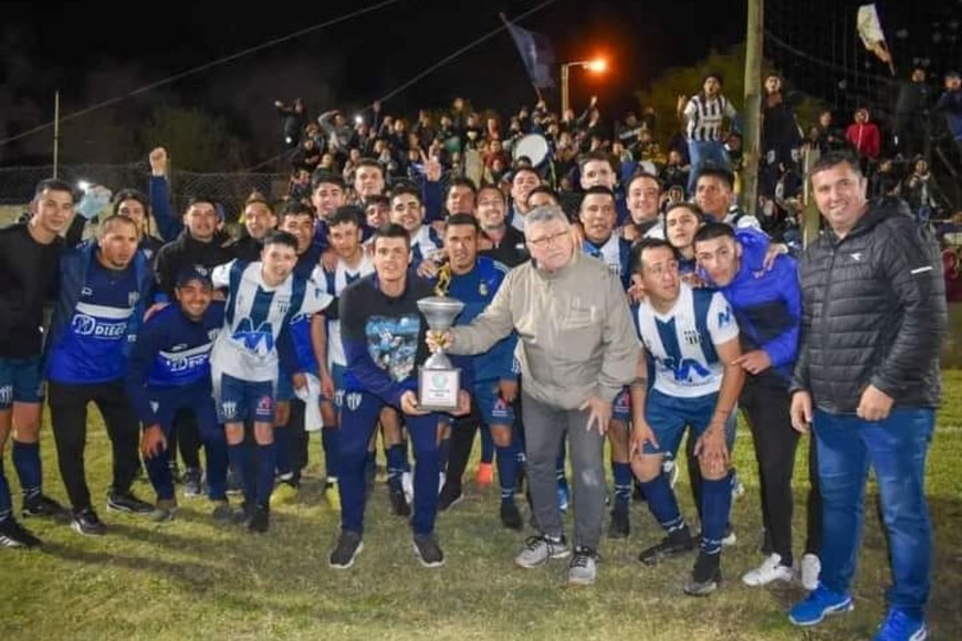 Plantel de Matienzo de Romang y el presidente de la Liga, Virgilio Palud.