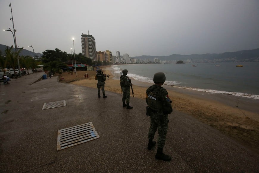 Soldiers keep watch at a beach as Hurricane Otis barrels towards Acapulco, Mexico, October 24, 2023. REUTERS/Javier Verdin