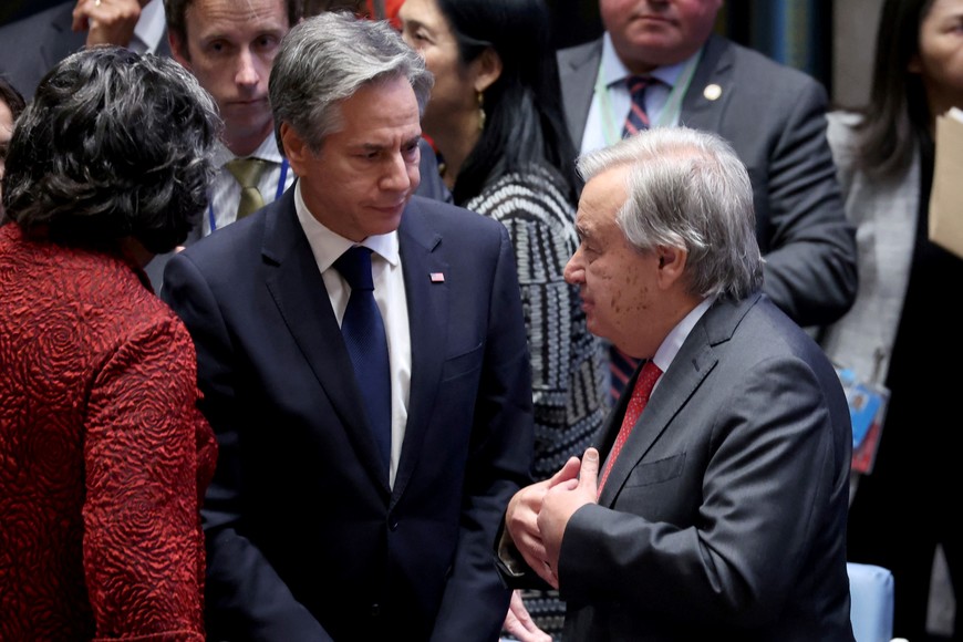 U.S. Secretary of State Antony Blinken speaks with United Nations Secretary-General Antonio Guterres ahead of a meeting on the conflict between Israel and the Palestinian Islamist group Hamas at U.N. headquarters in New York, U.S., October 24, 2023. REUTERS/Shannon Stapleton