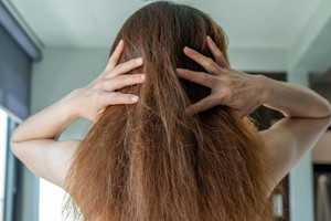 Siguiendo estos consejos y cuidando tu cabello de manera adecuada, puedes lograr un cabello suave y brillante incluso en los días más húmedos.