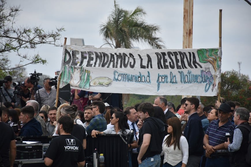 Un grupo de ambientalistas se manifestó pancartas en el acto, en defensa de la reserva natural de la Costanera Este. Desde la UNL señalaron que se cumplió desde el inicio con las “licencias ambientales” requeridas. Crédito: Mauricio Garín