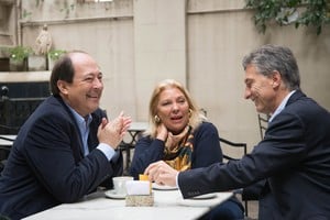 Línea fundadora: Sanz, Carrió y Macri gestionaron las diferencias para formar Cambiemos. Una discusión que se reaviva y lleva a los partidos a una encrucijada.