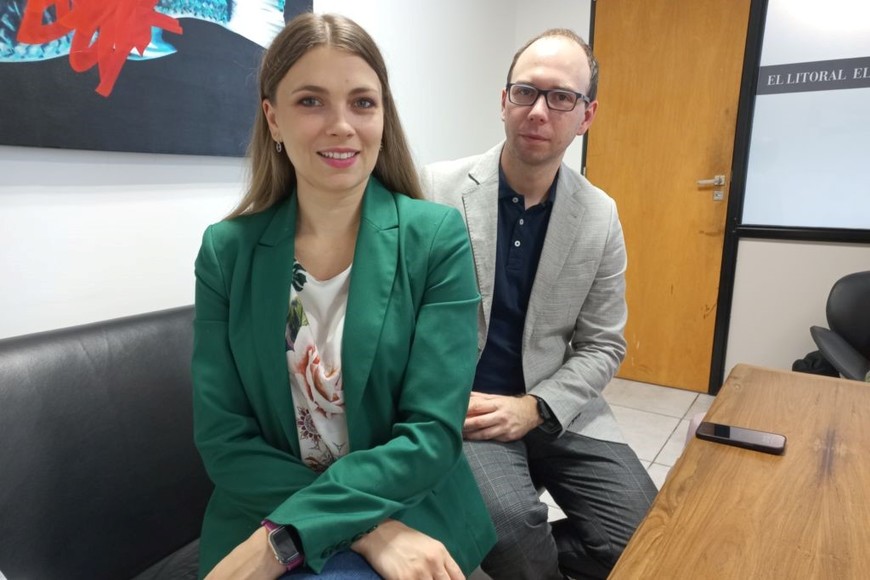 La clarinetista polaca Bárbara Borowicz estrenará en Santa Fe la obra “Harlekin”, del compositor alemán Karlheinz Stockhausen. En la imagen junto a Bartosz Saldan, percusionista y compañero de dúo de la solista, que en esta obra funge como iluminador.