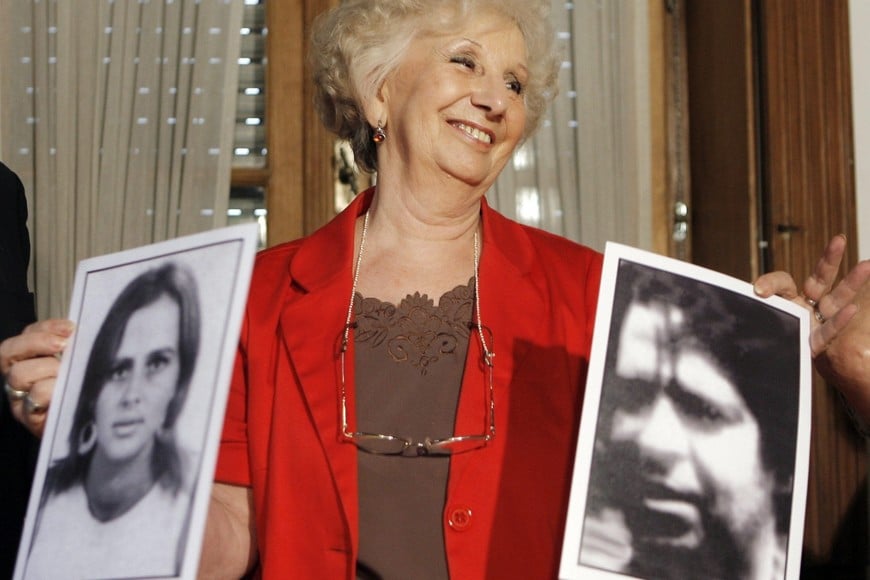 Estela de Carlotto, presidenta de Abuelas de Plaza de Mayo, con los retratos de los padres de los mellizos Valenzuela Negro, Raquel y Tucho. Archivo.