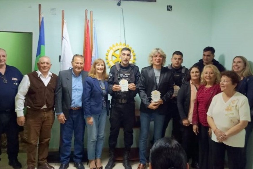 Socios y dirigentes del Rotary en la foto final.