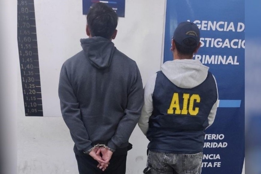 El hombre, identificado como Juan José M., de 40 años, se presentó junto a un abogado particular en la sede de la Agencia de Investigación Criminal.