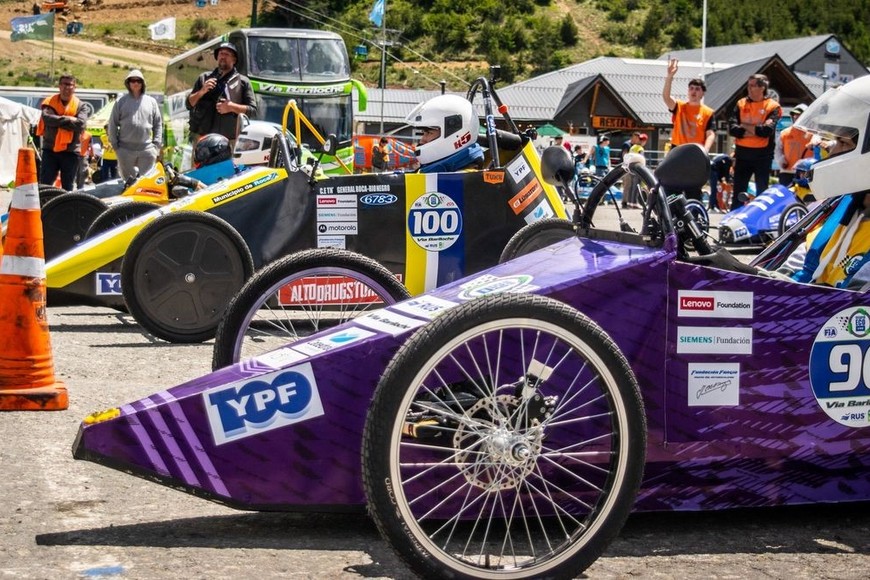 Tras los inconvenientes que surgieron el año pasado, durante la carrera disputada en Bariloche, donde se tuvo que suspender la prueba, los organizadores confirmaron que un días antes el viernes 3 de noviembre se disputará la carrera pendiente del 2022, y de esta forma cerrar la competencia y dar comienzo a la edición 2023. Foto: DESAFIO ECO YPF