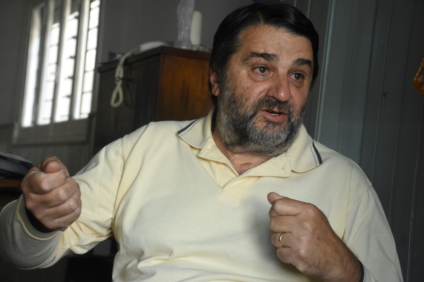 Perusini tiene 64 años, es profesor de Filosofía y creó en un pueblito remoto de la Patagonia una escuela secundaria.