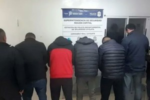 El padre del futbolista fue aprehendido junto a otros cuatro sospechosos.