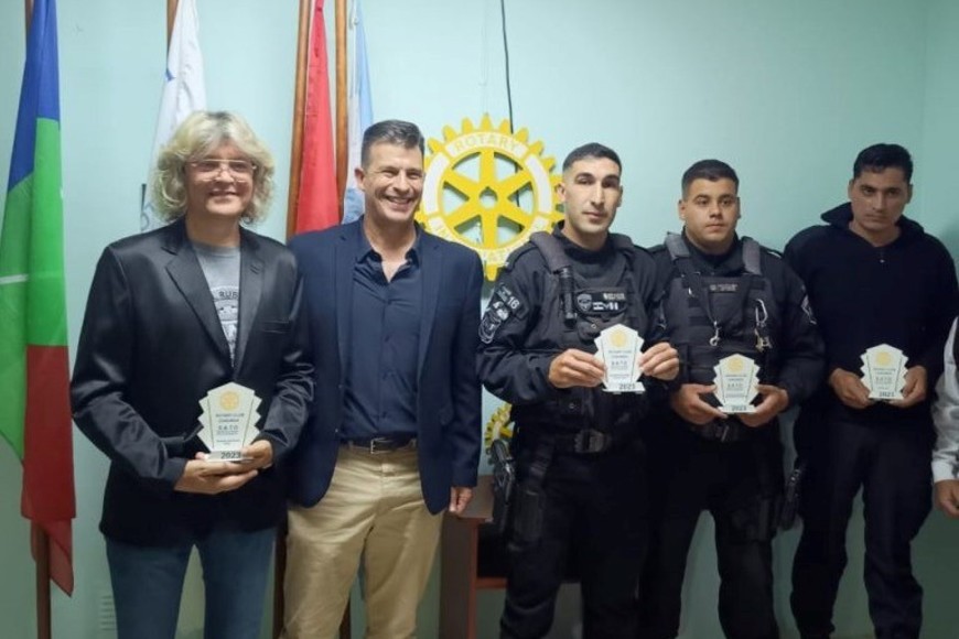 Los distinguidos con el Senador Diana.