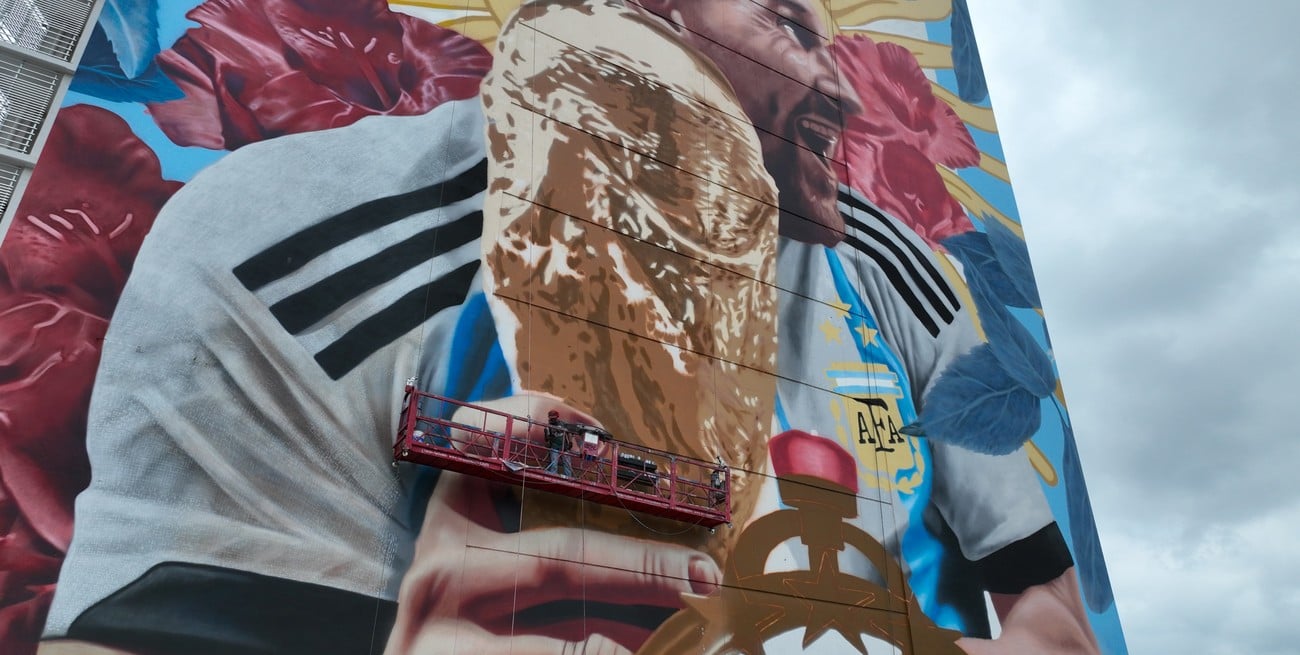 El mural gigante de Messi en Santa Fe adquiere detalles increíbles con los aerosoles