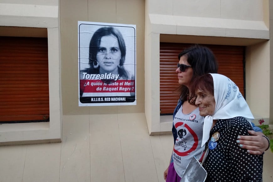 Escrache. Sabrina junto a Taty Almeida, Madre de Plaza de Mayo, durante un escrache a Miguel Torrealday, uno de los médicos responsables de la desaparición de su hermano mellizo, en Paraná.

Gentileza Alfredo Hoffman.