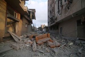 (231011) -- GAZA, 11 octubre, 2023 (Xinhua) -- Imagen del 11 de octubre de 2023 de edificios destruidos tras un ataque aéreo israelí, en la ciudad de Rafah, en el sur de la Franja de Gaza. (Xinhua/Khaled Omar) (jg) (da) (vf)