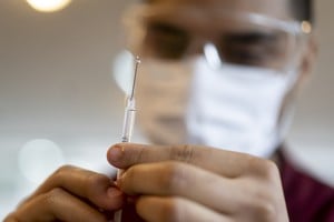 (210714) -- LA PLATA, 14 julio, 2021 (Xinhua) -- Un trabajador de la salud prepara una dosis de una vacuna desarrollada por la farmacéutica china Sinopharm contra la enfermedad del nuevo coronavirus (COVID-19), en un centro de vacunación instalado en el Pabellón Universitario de la Universidad Nacional de La Plata, en La Plata, Argentina, el 14 de julio de 2021. Argentina ha acelerado la campaña de vacunación contra la COVID-19 con vacunas desarrolladas por la farmacéutica china Sinopharm que se han distribuido en todas las provincia del país. (Xinhua/Martín Zabala) (mz) (ah) (da) (vf)
