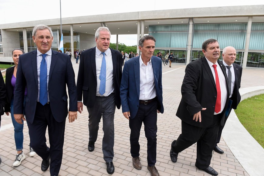 El ministro de Educación recorrió las obras del nuevo aulario de la UNL con su par Gabriel Katopodis, junto al rector Enrique Mammarella. Crédito: Gentileza