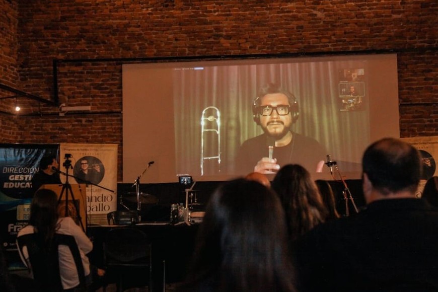 Con una dinámica expositiva y con intervenciones musicales de las bandas Comunales de Franck, Felicia y el ensamble de vientos de Pilar, el SUM cultural de Franck se transformó en un espacio propicio para abrir y poner en valor conceptos técnicos de interpretación y composición, como así también plasmar aspectos del rol del músico contemporáneo. Foto: Gentileza