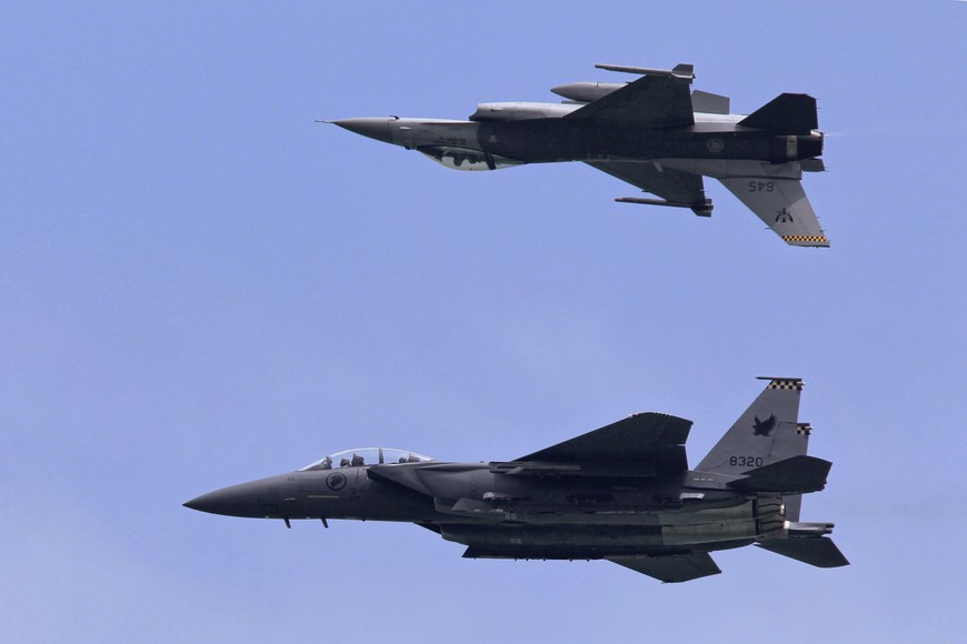 F-16C and F-15SG fighter aircrafts from the Republic of Singapore Air Force (RSAF) perform during an aerial display at the Singapore Airshow in Singapore February 14, 2012.  REUTERS/Tim Chong (SINGAPORE - Tags: MILITARY TRANSPORT) singapur  singapur feria internacional de aviacion aviones caza f15 y f16