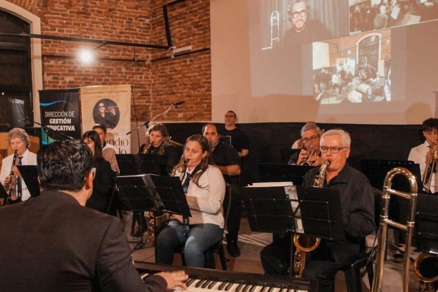 Con una dinámica expositiva y con intervenciones musicales de las bandas Comunales de Franck, Felicia y el ensamble de vientos de Pilar, el SUM cultural de Franck se transformó en un espacio propicio para abrir y poner en valor conceptos técnicos de interpretación y composición, como así también plasmar aspectos del rol del músico contemporáneo. Foto: Gentileza