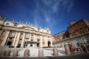 El departamento del Vaticano cita el caso de un presunto hecho milagroso que se declaró real pero que años después se desmintió, sembrando confusión. Foto: Plaza de San Pedro (Reuters)