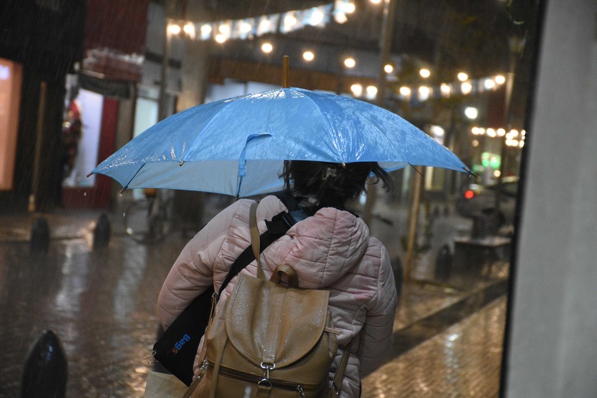 Tormenta con intensa lluvia y actividad eléctrica se registró este viernes por la noche en Santa Fe. Foto: Manuel Fabatía