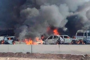 Autos en llamas, muertos y heridos; el saldo de un incidente de importantes dimensiones.