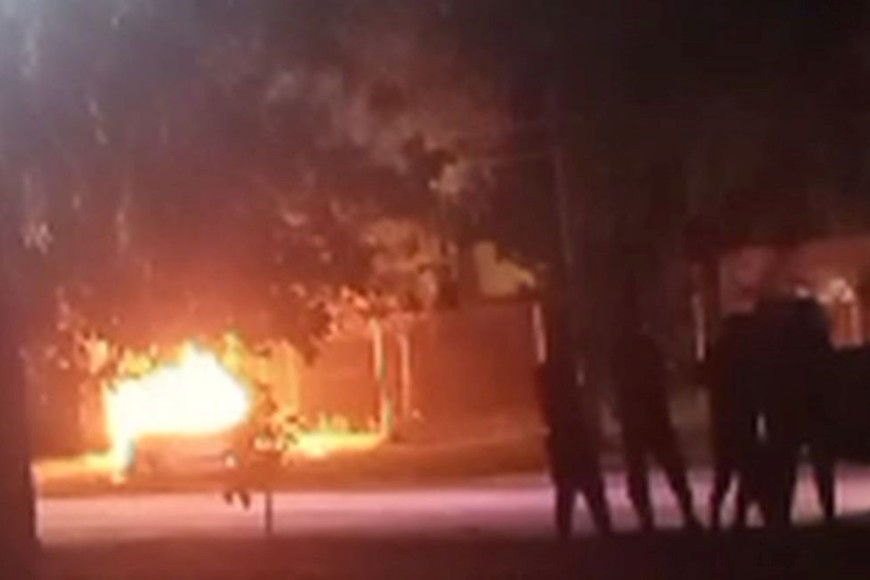 La noche posterior al crimen, ardió un auto de la familia del acusado. Crédito: Captura de video.