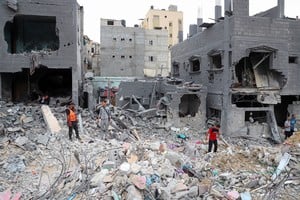 (231027) -- GAZA, 27 octubre, 2023 (Xinhua) -- Personas son vistas entre los escombros de edificios destruidos en ataques aéreos israelíes, en la ciudad de Khan Younis, en el sur de la Franja de Gaza, el 27 de octubre de 2023. El número de palestinos muertos por los ataques militares israelíes contra la Franja de Gaza ha alcanzado los 7.326, informó el viernes el Ministerio de Salud de Hamas. Israel ha lanzado ataques aéreos masivos y operaciones terrestres limitadas contra el enclave costero, en represalia por un asalto sorpresa de milicianos de Hamás, que gobierna la Franja de Gaza, el pasado 7 de octubre, el cual ha matado al menos a 1.400 personas en territorio israelí. (Xinhua/Rizek Abdeljawad) (oa) (ra) (ce)