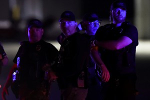 Agentes policiales en el lugar donde se encontró el cuerpo de Robert Card, el sospechoso de los tiroteos masivos de este jueves en Maine. Foto: Reuters.