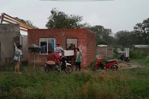 Las fuertes ráfagas de viento anegaron provocaron voladuras de techos. Crédito: Bomberos de Venado Tuerto.