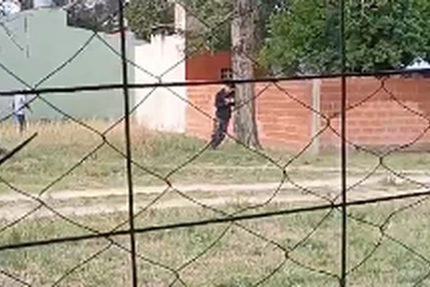 Un video muestra al joven fallecido, segundos antes del crimen, frente a la casa del imputado. Crédito: Captura de video.