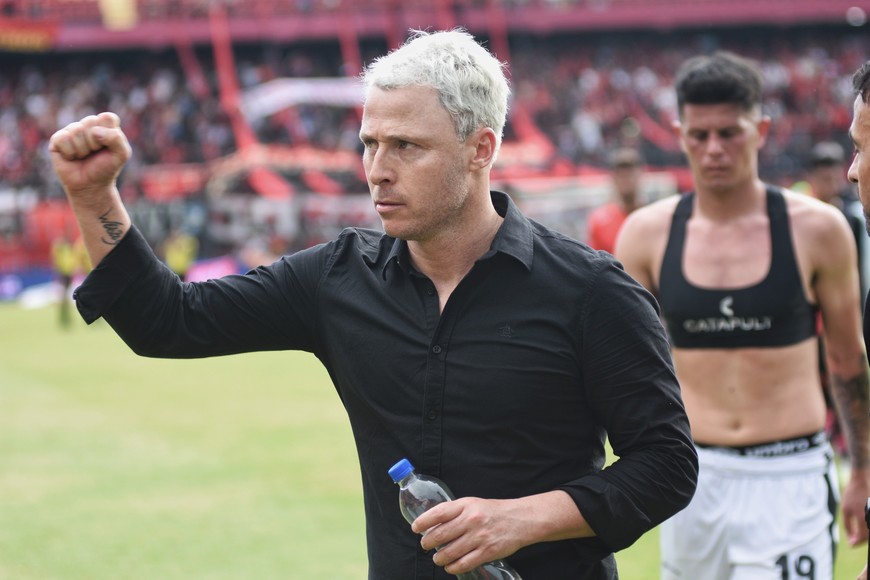 El festejo de Damonte tras el triunfo ante Atlético Tucumán en su debut como entrenador sabalero. Crédito: Pablo Aguirre