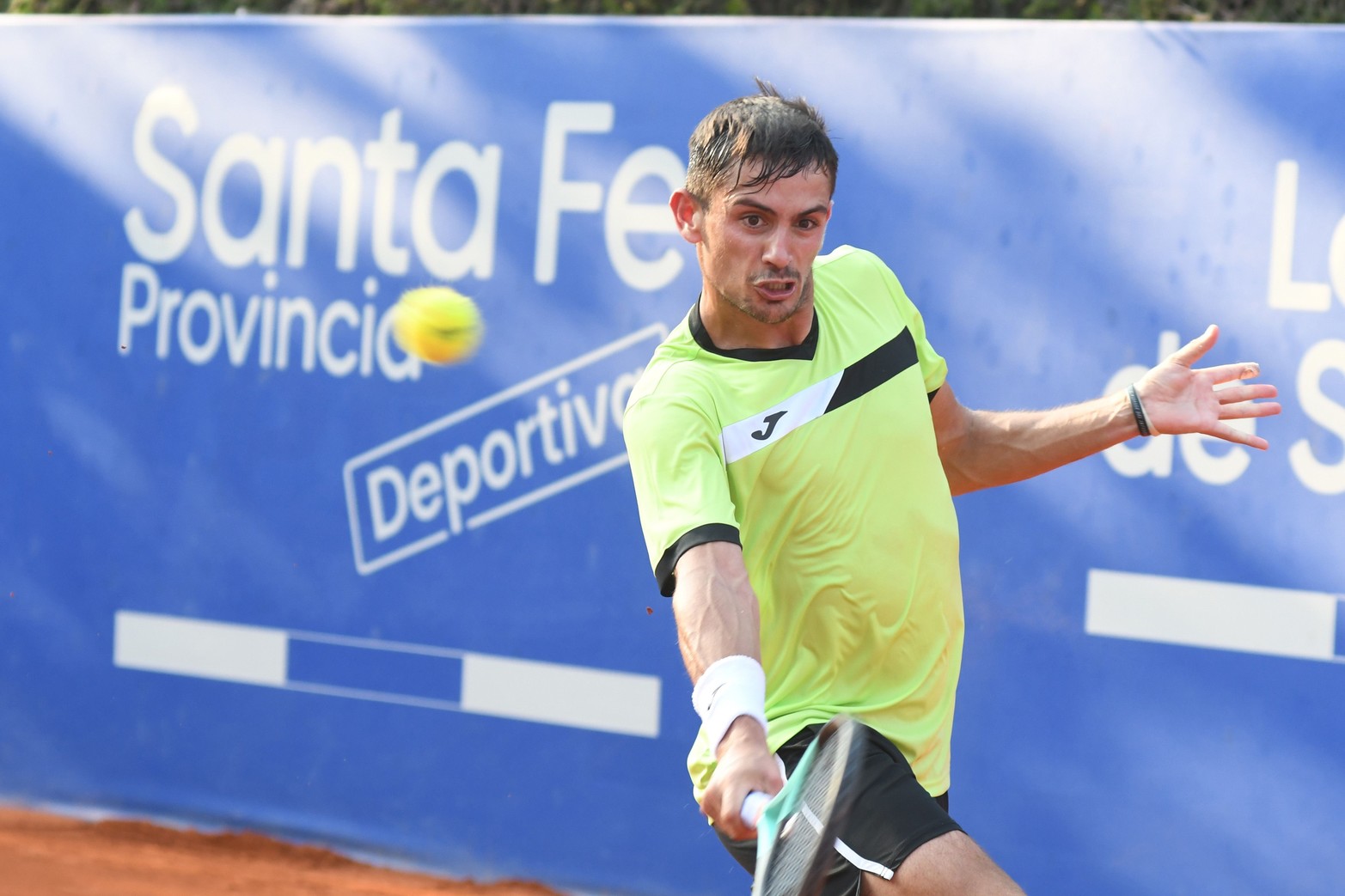 Santa Fe empieza a ser su hábitat. Mariano Navone triunfó por segunda vez en Santa Fe en un año histórico para el tenis local. Derrotó en la final del AAT Challenger Santa Fe II al italiano Andrea Pellegrino por 3-6, 6-2 y 6-3. De esta manera el tenista de 22 años ascenderá al puesto 126 del ranking mundial, su mejor ubicación histórica.