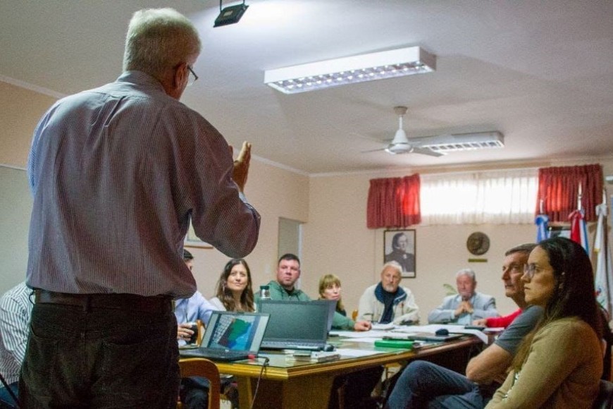 Especialista de la UTN, autoridades y vecinos, durante la primera reunión.