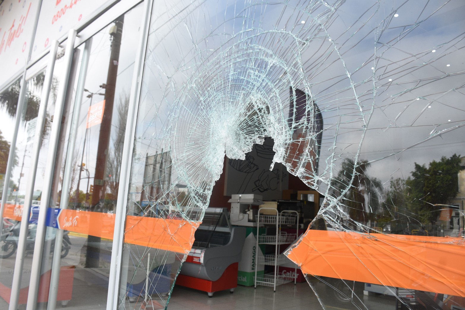 El costo de las vidrieras rotas. El comercio del microcentro de la ciudad sufre el agobio de la inseguridad. Los delincuentes actúan bajo la modalidad delictiva de romper los vidrios para ingresar a robar. La reposición de estos vidrios supera los 250.000 pesos, y por semana se contabilizan entre tres y cinco comercios afectados.