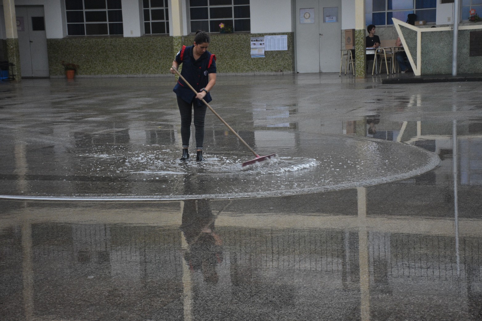 Elecciones bajo la lluvia. En algunas escuelas, la tormenta y la lluvia trajeron inconvenientes en el inicio de la jornada electoral. A pesar de ello la votación se pudo desarrollar con normalidad.