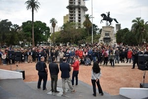 Los oradores frente a la dirigencia radical que se dio cita en la Plaza San Martín. Crédito: Pablo Aguirre