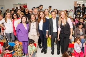 Tolosa Paz, Giuliano y Carignano junto a los niños beneficiados por la política provincial.