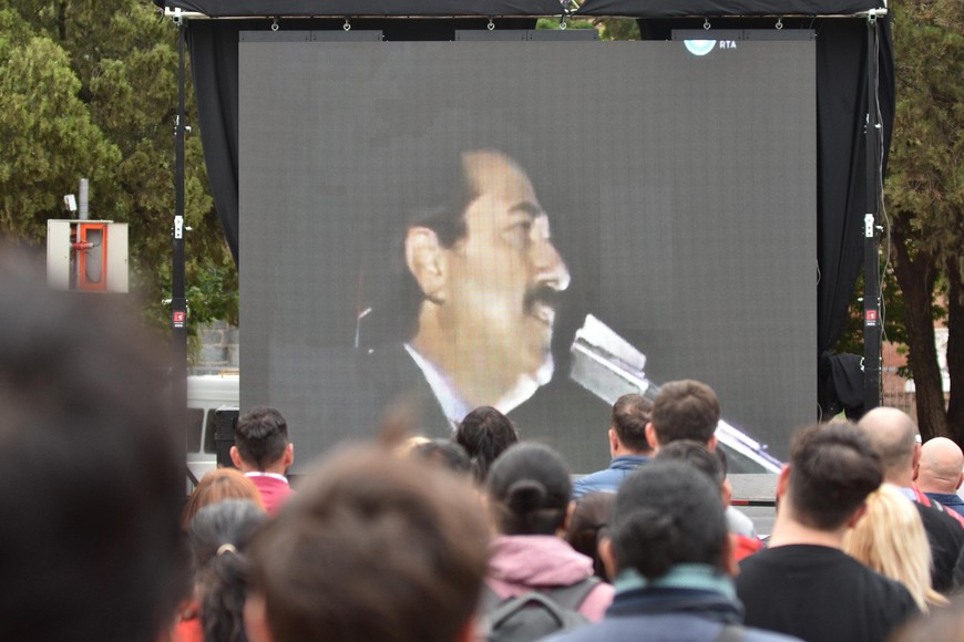 La pantalla reprodujo gran parte del discurso de cierre de Alfonsín en el acto en la avenida 9 de Julio de CABA. Crédito: Pablo Aguirre