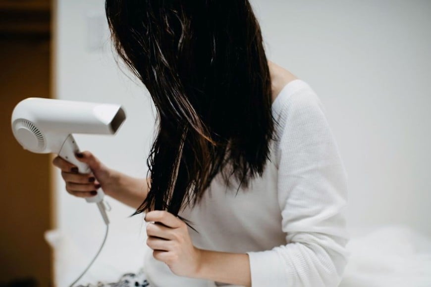 Dormir con el pelo mojado puede parecer inofensivo, pero puede tener consecuencias negativas para la salud de tu cabello y cuero cabelludo.