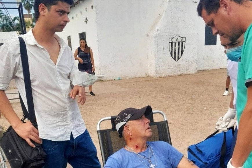 Roque Gaitán (blanco) y Sergio Ferrari debieron ser trasladados al hospital.