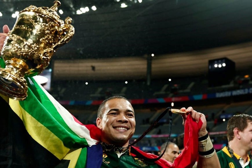 Cheslin Kolbe levanta la "Webb Ellis". Sudáfrica es bicampeón del mundo y el primero del ranking . Crédito: Reuters.