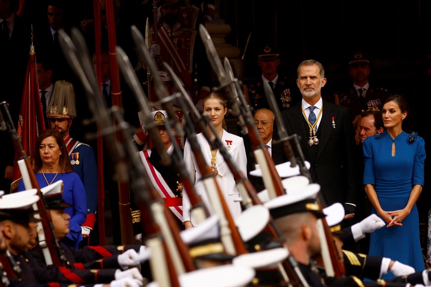 Spain's Princess Leonor, King Felipe, Queen Letizia, Infanta Sofia watch a military parade after Princess Leonor's swearing an oath to the Constitution during a ceremony at Parliament in Madrid, Spain, October 31, 2023. REUTERS/Susana Vera