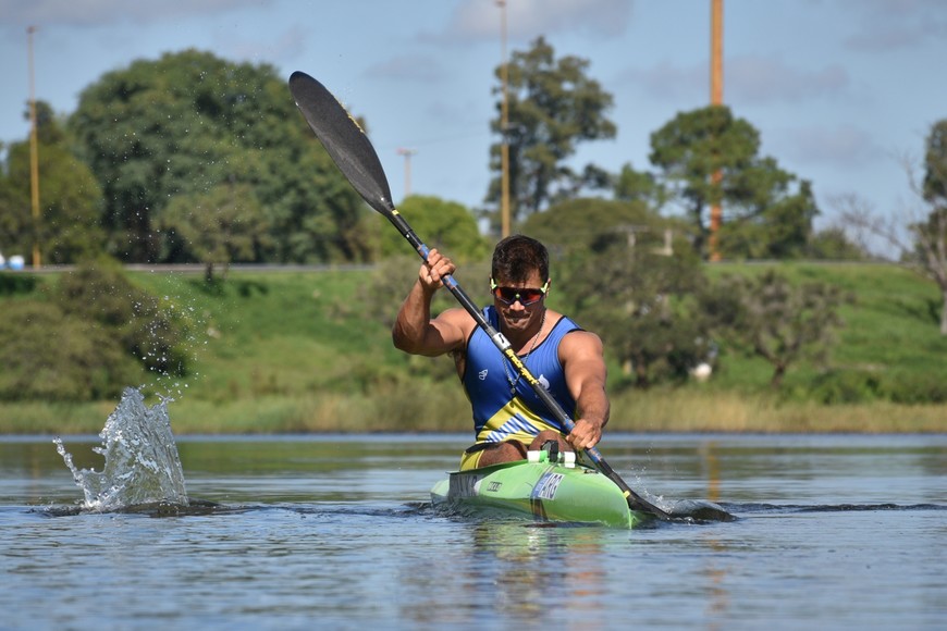 La mitad. Así estaba el lago del Parque Sur en los últimos días, lleno de repollitos.

Guillermo Di Salvatore.