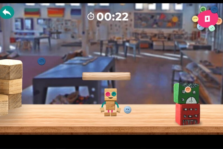 Román Ríos creó un muñeco de madera llamado Pino que elude obstáculos y caza botones dentro de El Molino Fábrica Cultural. 