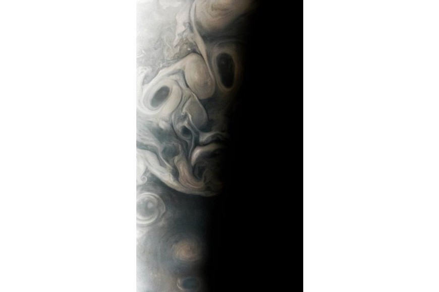 La atmósfera arremolinada de Júpiter parece incluir una cara en esta imagen tomada por JunoCam. Crédito: NASA/JPL-Caltech/SwRI/MSSS/Vladimir Tarasov