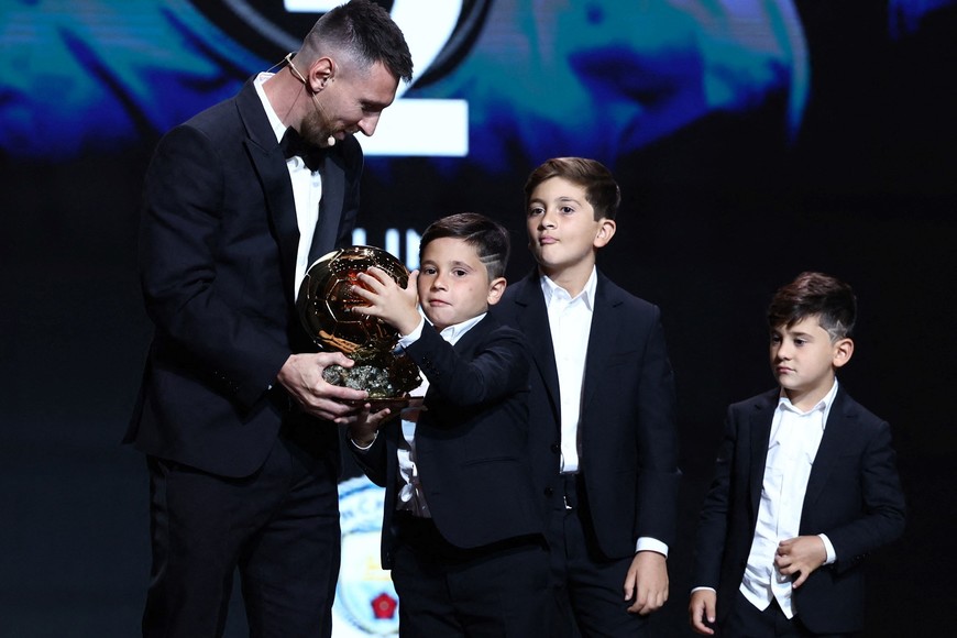 Soccer Football - 2023 Ballon d'Or - Chatelet Theatre, Paris, France - October 30, 2023
Inter Miami's Lionel Messi after winning the men's Ballon d'Or with his sons, Thiago, Mateo and Ciro REUTERS/Stephanie Lecocq