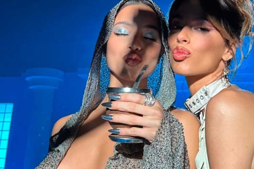 El sensual momento que compartieron las artistas.